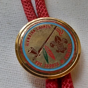 BSA VINTAGE BOLO HIAWATHA COUNCIL PEACE PIPE BOY SCOUTS 18" ROSSO SLIDE New York - Foto 1 di 7
