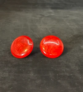 Pendientes de botón vintage de baquelita roja cereza atornillada - Imagen 1 de 4