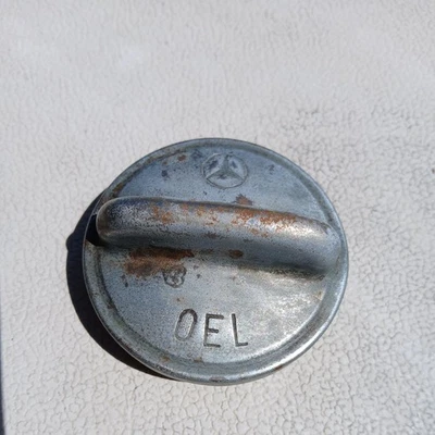 Tampa de enchimento de tampa de óleo Mercedes A0000180702 - Imagem 1 de 2