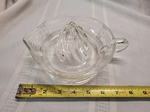 ESCARIADOR EXPRIMIDOR MANUAL REMOLINO ESTILO DEPRESIÓN DE COLECCIÓN, plato Art Deco con mango y caño - Imagen 1 de 11