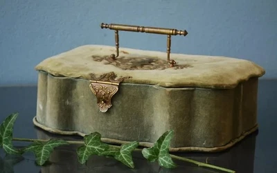 Joyero francés de terciopelo verde del siglo XIX Foto 1 de 4