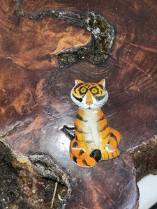 Whimsical Tiger Cat Brooch Pin Metal Orange Black White Enameled 2.5" - Picture 1 of 8
