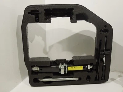 Держатель набора инструментов с инструментами Audi RS4 8K B8 8T0012109A - Изображение 1 из 4