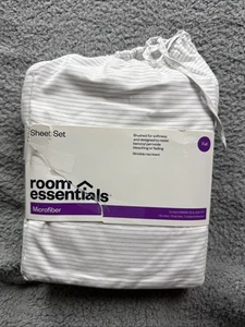 Juego completo de sábanas Room Essentials de microfibra estampada blanca con rayas grises tamaño - Imagen 1 de 3