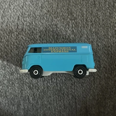 Matchbox Volkswagen International Express Delivery Van azul 2018 Mattel Toy Car Foto 1 de 4