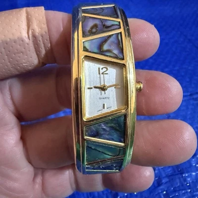 Reloj Pulsera Brazalete Vintage Cuarzo Damas Tono Dorado Acentos Abulón Necesita Batería Foto 1 de 4