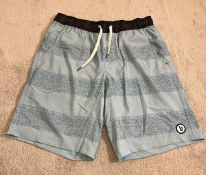 Pantaloncini corti uomo VUORI Kore piccoli sportivi elasticizzati palestra 9" foderati con stampa blu - Foto 1 di 8