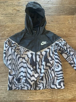 Jaqueta Nike em excelente estado usado meninas jovens média preta cinza zebra zíper completo com capuz Windrunner - Imagem 1 de 4