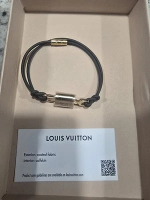 NUEVO CON ETIQUETA, NUNCA USADO Pulsera Candado Louis Vuitton LV en 17 Caqui Foto 1 de 4