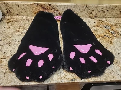 Patas de fursuit negras grandes con almohadillas rosadas y garras rosadas | Juegos con disfraces peludos. 21" Foto 1 de 4