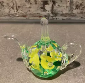 Joe St Clair art glass teapot paper weight with yellow trumpet flowers - Picture 1 of 6