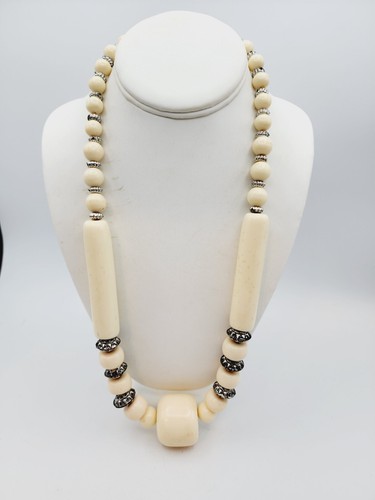 OFF WHITE collana vintage bianco sporco multi forma perline acrilico 26 5"