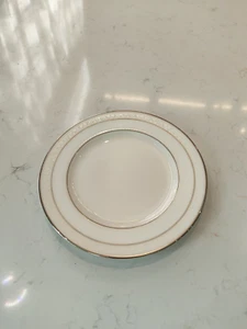 Noritake Fine Bone China 6.5 in Montvale Platinum Filigree Flowers Bread Plate - Picture 1 of 2