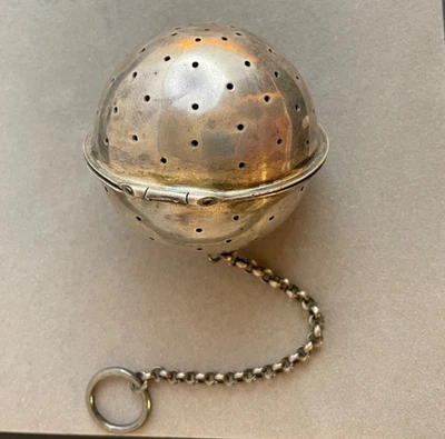 Infusor de té Sheffield de plata esterlina - Martin, Hall & Co. Inglaterra, 75 g roto Foto 1 de 4
