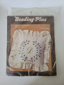 Kit cuscino monogramma ghirlanda fiordaliso ricamo perline Paragon vintage NOS  - Foto 1 di 5