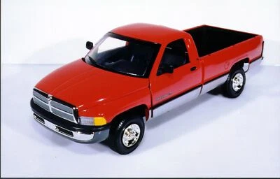 Dodge Ram '95 2500 SLT V-10 1:18 negro/plateado o rojo llama/plateado Foto 1 de 4
