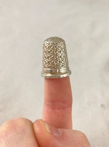Antique Silver Thimble Chester Hallmark 1899 JT&S Star design Cover