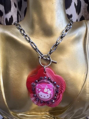 Collar Tarina Tarantino Vintage Rosa Cabeza Lucite Hello Kitty Puff Tie Dye Foto 1 de 4
