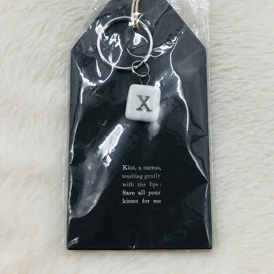 Etiqueta de regalo de porcelana del este de la India con besos X ficha y llavero Foto 1 de 4