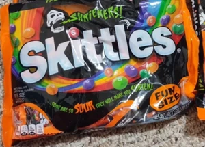 SKITTLES Shriekers Sour Fun Size Chewy Halloween caramelle pasquali, 10,72 oz - Foto 1 di 10