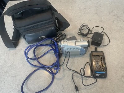 Canon ZR45MC Silver Blue MiniDV 18x Optical Zoom Digital Camcorder  + Bundle - Image 1 of 4