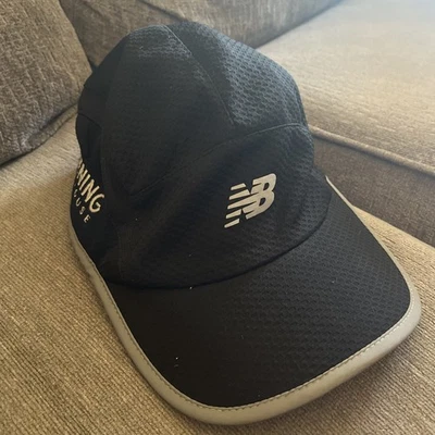 Gorra New Balance 5 paneles negra para correr con correa clip roto Foto 1 de 4