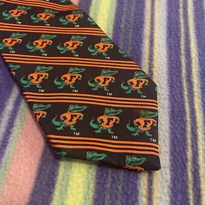 Mint FLORIDA GATORS 100% Silk Tie MASCOT Logo Football Basketball Baseball NCAA - Picture 1 of 4
