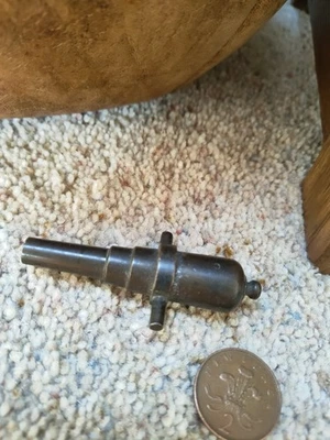 ¿Siglo XIX? Cañón de señal de latón o bronce tamaño muy pequeño 7,5 cm de largo Foto 1 de 4