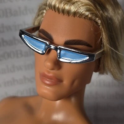GAFAS ~ 1/6 MUÑECA SE ADAPTA A KEN KOUTURE #1 LENTE AZUL PLATA MARCO GATO GAFAS DE SOL Foto 1 de 4