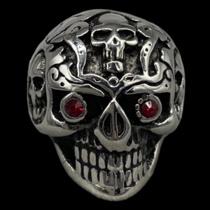 Anello teschio skull uomo color argento,acciaio inox con pietre rosse agli occhi - Foto 1 di 13