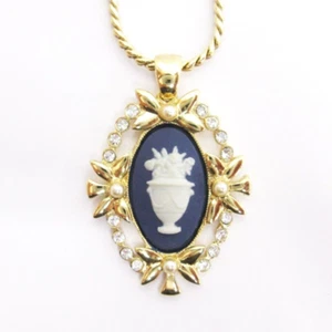 WEDGWOOD Jasperware Cameo Pendant Necklace Gold Tone with Rhinestones UK Vintage - Picture 1 of 5
