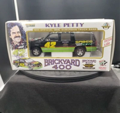 De colección Kyle Petty 1994 Oficial GMC Suburban Truck Bank Inaugural Brickyard 400 Foto 1 de 4