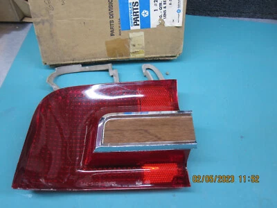 Lente trasera izquierda Mopar # 2809159 Plymouth Fury III Station Wagon 1968 como nueva de lote Foto 1 de 4