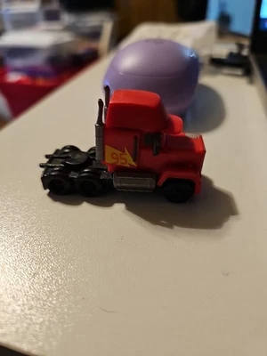 Minifigura de vinilo roja de camión semi mack de Disney Pixar Cars #95.  Foto 1 de 4