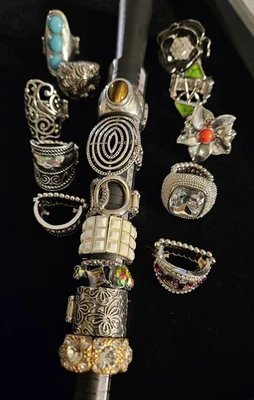 ANILLO DE DISFRACES VINTAGE Y MOD todo elástico ENORME LOTE 17 piezas sin firmar Foto 1 de 4