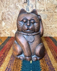 Statua in legno gatto giapponese Lucky Beckoning Maneki Neko intagliato a mano - Foto 1 di 10