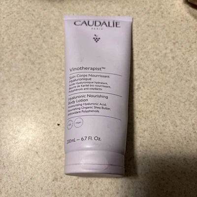 Loción corporal nutritiva hialurónica Caudalie vinoterapeuta 200 ml/6,7 oz París Foto 1 de 3