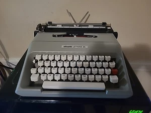Máquina de escribir manual portátil Olivetti Lettera 35 italiana vintage con estuche - Imagen 1 de 12