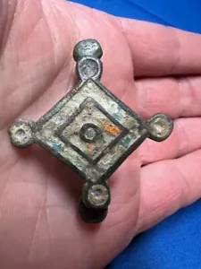 Antike römische emaillierte Militärbrosche mit Pin, seltener Typ, 1.-2. Jahrhundert n. Chr. - Bild 1 von 3