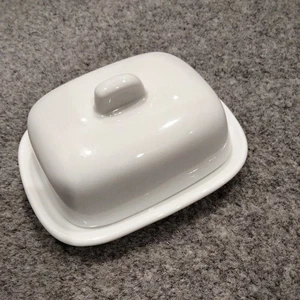 Maxwell Williams white Mini Butter Plate with Lid Ceramic 10 x 8 x 3.5 cm - Picture 1 of 9
