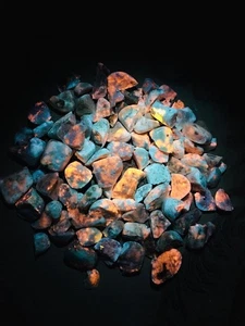 Hackmanite pietra grezza UV reattivo cristallo fluorescente campione 778gram - Foto 1 di 12