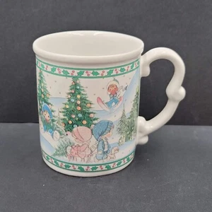 Taza de Navidad Precious Moments Taza Enesco Escena de Invierno Árboles Trineo Nieve 1995 - Imagen 1 de 12