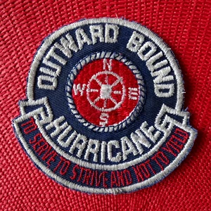 Parche HURRICANE 3.25" De Colección ENCUADERNADO HACIA AFUERA "PARA SERVIR para ESFORZARSE Y NO CEDER" - Imagen 1 de 5
