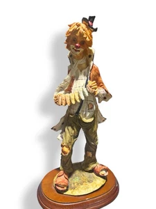 Pucci Arnart Hobo Clown Figur spielt Akkordeon - Vintage Resin & Holzsockel - Bild 1 von 7
