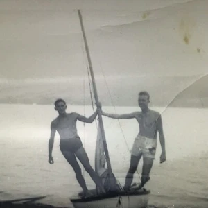 Giovani uomini in piedi barca a vela lago all'aperto foto vintage bianco e nero  - Foto 1 di 3