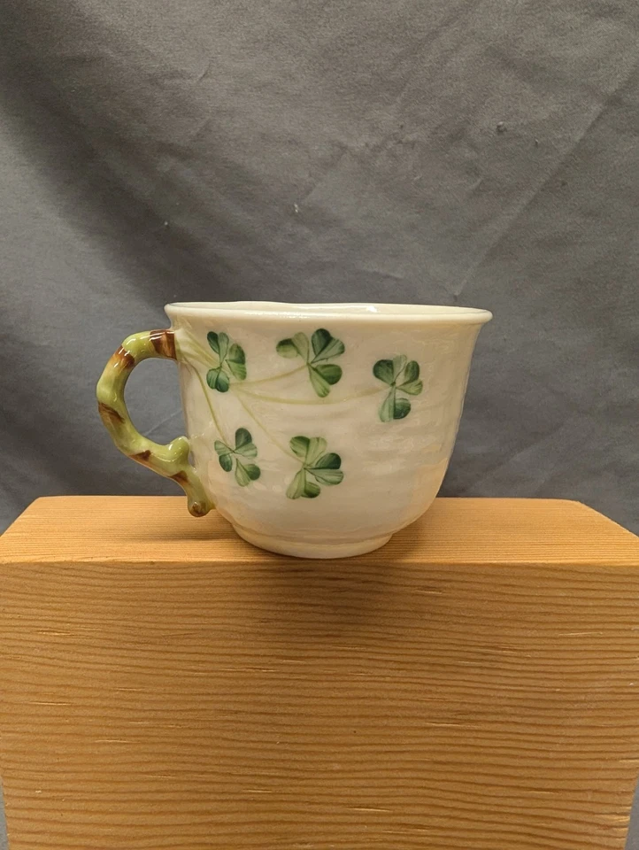 Belleek винтажный фарфора трилистник чайная чашка 7 золотой знак - Изображение 1 из 3