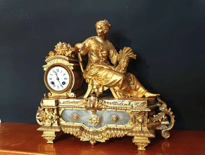 Eine luxuriöse Kaminuhr aus der Mitte des 19. Jahrhunderts ist eine exquisite In - Bild 1 von 4