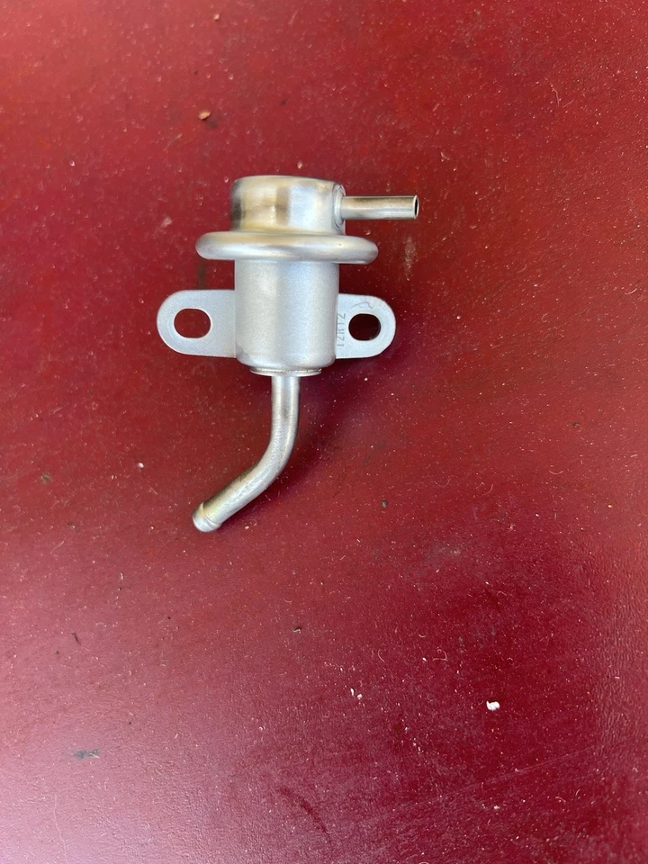 Regulador de presión de inyección de combustible OEM Denso 1995-99 Mitsubishi Eclipse Turbo Foto 1 de 3