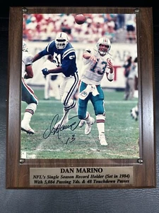 Foto autografiada de 8x10 de Dan Marino de los Miami Dolphins en placa de madera 13x11 - Imagen 1 de 3
