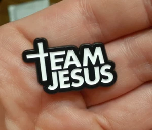 SQUADRA GESÙ SPILLA Spirituale Religiosa Cristiana Cristo Croce Bavero Distintivo Spilla - Foto 1 di 4